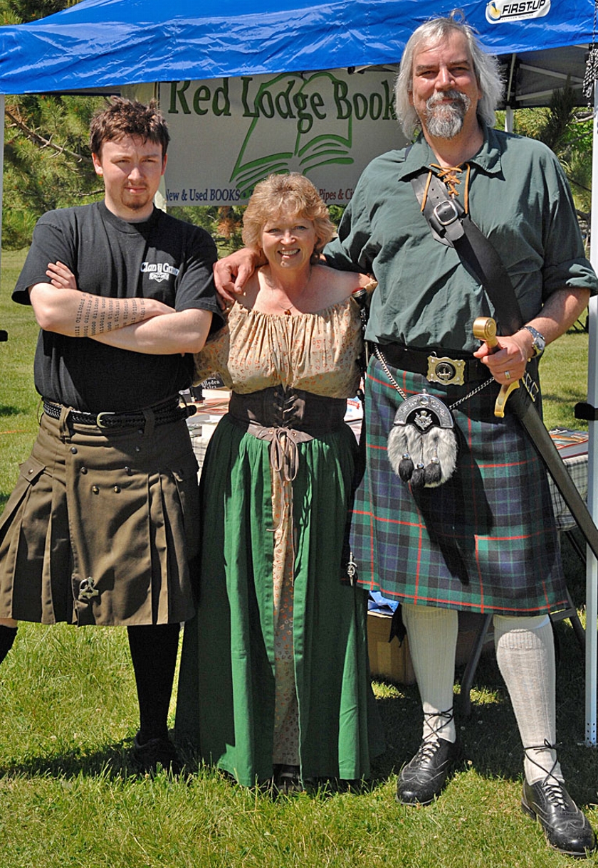 Los hombres usan Kilt, las mujeres usan vestido