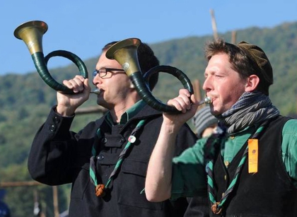 Jefes Waldjugend soplando los Cuernos de Caza durante la Apertura del Meissner 2013