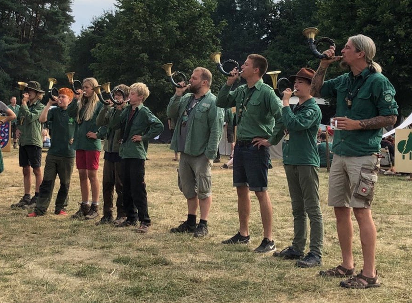 Waldjugend tocando los Cuernos de Caza durante el Campamento de Verano